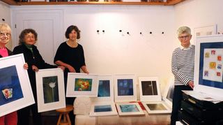 Gisela Späth (v.l.) bereitet die Ausstellung „Natur Wandlung Ordnung“ vor. Hier ist sie beim Aktivtag mit Ingeborg Klinger, Andrea Tewes und Doris Adam in der „Arbeitsphase“.