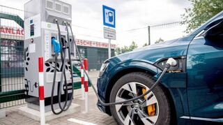 In Deutschland gibt es laut Bundesnetzagentur über 81500 Normalladepunkte sowie mehr als 19800 Schnellladepunkte für E-Autos.