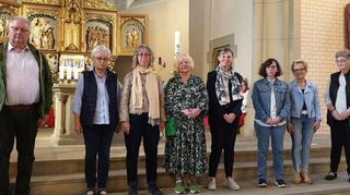 Beim Helferfest in Brühl werden die Mitglieder des Brühler Gemeindeteams (v. l.) Gerhard Zirnstein, Edith Gutekunst, Martina Kohl, Beate Tilch-Frank, Elsbeth Franz, Christine Staib, Marianne Faulhaber und Ursula Jennewein vorgestellt.