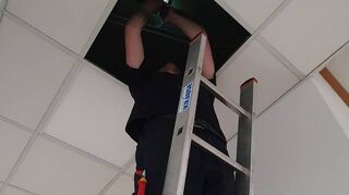 Für die Leitungsführung der kabelvernetzten Rauchmelder müssen diverse Deckenelemente geöffnet und Wanddurchbrüche vorgenommen werden.