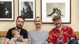 Christian Trippel (v. l.) mit Sohn Leo, Kurator Jean-Luc Caspers und Axel Schneegaß sitzen vor den Werken „Radical Apathy“, „Flower“ und „Watch Her Disappear“.