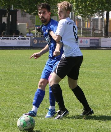 Neulußheim gewinnt überraschend gegen Plankstadt mit 1:0. Rauf Nuradin (blau) setzt sich hier gegen TSG-Mittelfeldspieler Oliver Eck durch.