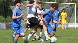 Die beiden Schwetzinger Youngster Marco Seibert (l.) und Leonard Eshun (r.) sind mit die auffälligsten Spieler beim SV 98. Sie können jedoch die 2:3-Niederlage gegen Nußloch nicht verhindern.