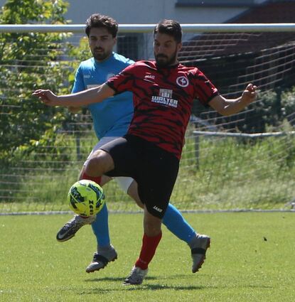 Der Rohrhofer Torschütze zum 3:0 Pierpaolo Greco (rot) ist Dreh- und Angelpunkt im Spiel gegen den MFC Lindenhof II. Rohrhof geht dabei mit 3:0 als Sieger vom Platz.