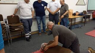 Beim Erste-Hilfe-Kurs wird der Ernstfall geprobt: Die Bürgerbusfahrer frischen ihre Kenntnisse auf, wie man die stabile Seitenlage ausführt.