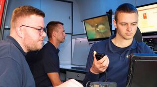 Ein Teil der praktischen Ausbildung findet im Einsatzleitwagen der Feuerwehr Hockenheim statt.