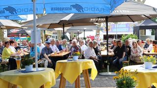 Gemütlich bei einem kühlen Getränk zusammensitzen: Das Maifest ist die ideale Möglichkeit für Familien und Freunde, einen schönen Tag zu genießen.
