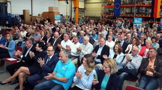 Zahlreiche Gäste waren in die Fertigungshalle der Firma Schaumplast gekommen – es hätten dreimal so viele sein können, hätte es der Platz hergegeben. Groß war das Interesse am Auftritt des Vorsitzenden der CDU-Bundestagsfraktion.