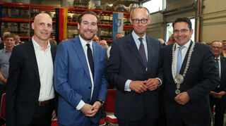 Schaumaplast-Geschäftsführer Bernhard Hauck (v.l.), der Landtagsabgeordnete Andreas Sturm, Friedrich Merz und Bürgermeister Stefan Weisbrod.