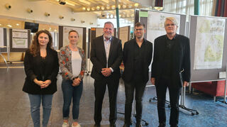 Linda Hoti (v. l.), Katrin Pfisterer (beide vom Rathaus), OB Marcus Zeitler gratulieren mit Prof. Gerhard Bosch (rechts) dem Gewinner Simon Fischer (2. v. r.).