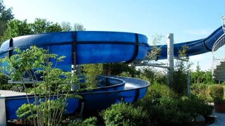 Die Rutsche im Freibad ist 45 Meter lang und eine Hauptattraktion des Freibads.