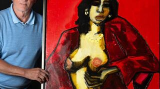 Galerist Peter Wilking mit dem 100 x 80 Zentimeter großen Werk „Annabell“ von Gernot Kissel (Öl auf Leinwand).