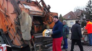 Vor 20 Jahren übernahmen die FW unter der Leitung von Sven Nitsche (Bildmitte) die Organisation. Ursprüng-lich mit einem privaten Unternehmen, seitdem mit Hilfe der AVR-Container auf dem Messplatz.