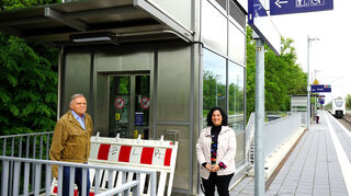 Der Vorsitzende des Inklusionsbeirats Gerhard Rummel und Beiratsmitglied Raquel Rempp stehen hier am Aufzug zum Bahnsteig 2 des S-Bahn-Haltepunktes im Hirschacker. Die Anlage war noch nie in Betrieb. Das soll sich aber bald ändern.