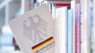 Das Grundgesetz der Bundesrepublik feiert 2024 seinen 75. Geburtstag. Es wurde am 23. Mai 1949 erlassen.