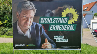 Dieses Plakat von Bündnis 90/Die Grünen befindet sich am Ortseingang aus Richtung Plankstadt kommen. Es ist unbeschädigt – weil es erneuert wurde. Noch vergangene Woche war hier ein beschmiertes Plakat, das Annalena Baerbock zeigte.