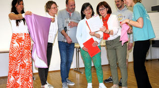 Probenbesuch bei der Kurpfälzer Bühne im Josefshaus: Die Darsteller Barbara Schloter (v. l.), Dr. Andrea Hafner, Armin Wolf, Jutta Hartlieb, Spielleiterin Barbara Kießling, Sebastian Deininger und Katharina Lemke machen sich hier schon mal auf die Suche nach dem „Schlitz im Kleid“. So heißt das neue Stück.