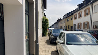 Ein typisches Bild in der Adolf-Bensinger-Straße: Die Autos stehen beidseitig mit zwei Reifen auf dem Gehweg. An einige Stellen müssen sich dann auch „ganz normale“ Fußgänger zwischen Hauswand, Laterne und Auto hindurchzwängen.