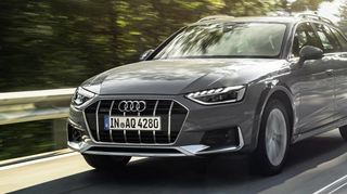 Eine höher gelegte Karosserie, größere Räder, Unterfahrschutz und Radlaufblenden unterscheiden den allroad quattro vom klassischen Audi A4 Avant.