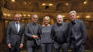 Nur einer von vielen großartigen Momenten im Schwetzinger Schloss auf der Bühne des Rokokotheaters: Heike Hoffmann (M.) mit dem GrauSchumacher Piano Duo, OB Dr. René Pöltl (l.) und Schauspieler Klaus Maria Brandauer (2. v. r.).