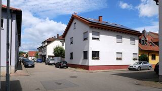 Auch die Kreuzung Enderle- und Herzogstraße ist von der Vollsperrung betroffen: Hier wird ein großes Bauteil des Abwasserkanals verbaut. Später wird dann die gesamte Straßenoberfläche neu gestaltet und begrünt.