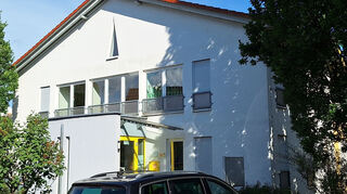 Die Gemeinde will das Kinderhaus St. Josef energetisch ertüchtigen. Priorisiert ist der Einbau neuer Kunststofffenster, der nun deutlich billiger kommt, als geplant.