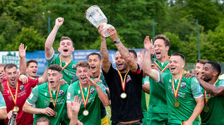 Dennis Diekmeier (SVS, 18) hält den Pokal in den Händen.