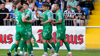 Spieler vom SV Sandhausen (SVS), jubeln über das Tor zum 0:1.