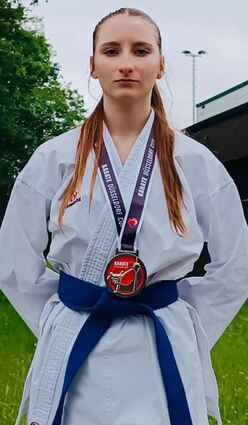 Die 18-jährige Julia Krawczyk aus Hockenheim ist stolz auf ihre gewonnene Medaille.