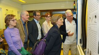Bekommen von Jens Münkel (r.) eine Führung durchs Unternehmen: Kathrin Vobis-Mink (v. l.), Michael Rittmann, Andre Baumann, Susanne Hierschbiel und Franziska Brantner.