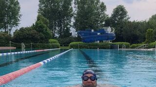 Das in Edelstahl gehaltene Sportbecken ist die erste Anlaufstelle im Freibad für leistungsorientierte Schwimmer.