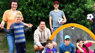 Für die 1000-Euro-Spende der HG Oftersheim/Schwetzingen schafft die Lebenshilfe für das Offene Haus Fußballtore, Bälle und Liegedreiräder an: Gemeinsam mit Berit Böge (v. l.), Lukas Hahl, Dominik Blersch und Sarah Mohrbacher präsentieren die Kids HG-Vorstand Michael Zipf (r.) ihre neuen Sportgeräte.