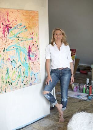 Sabine Wendtland neben einem ihrer Werke. Sie setzt auf heitere Farben, die Schaffensfreude ausdrücken sollen, wie sie sagt.