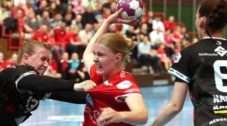 Ina Scheffler (M.) gelingt für die Bären ein Treffer.