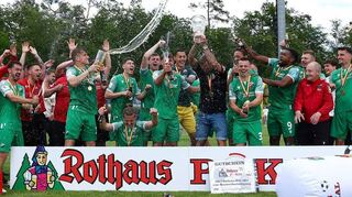 Der Sieger SV Sandhausen feiert nach dem Spiel mit Pokal: Dennis Diekmeier hebt die Trophäe, während die Mannschaftskollegen die Bierdusche einleiten.