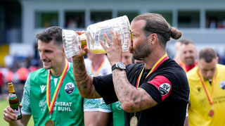 Sebastian Stolze (SVS, 36) und Dennis Diekmeier (SVS, 18) gönnen sich einen Schluck Siegerbier.