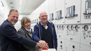 Mit einem symbolischen Knopfdruck haben Oberbürgermeister Marcus Zeitler (v. l.), Martina Wilk und Dr. Martin Konermann die Anlage in Betrieb genommen.