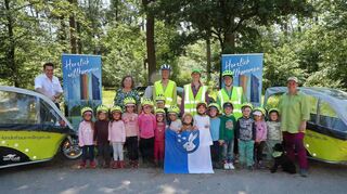 Die Kinder haben gut Lachen: Dank der Unterstützung von Spendern und der Gemeinde, vertreten durch Bürgermeister Stefan Weisbrod (l.), können sie weiterhin in den Waldkindergarten.