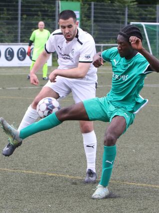 Der Oftersheimer David Worae (r.) hindert den Gegenspieler am Torschuss.