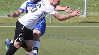 Der Pfingstberger Abwehrspieler Simon Vogel (blau) lässt Plankstadts Marius Schilling über die Klinge springen. Die TSG Eintracht gewinnt mit 6:4.