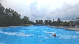 Das technisch ausgeklügelte Wellenbad ist seit eh und je der Magnet für Jung und Alt und wird auch in diesem Sommer wieder ein Hauptgrund sein, das Ketscher Freibad zu besuchen.