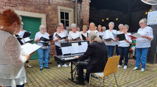 Die Sängerinnen vom Frauenchor Liedertafel Hockenheim erhellen den Innenhof mit einer schönen Mischung ihrer besten Lieder.