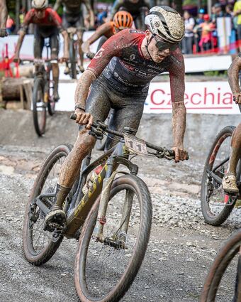 Lennart Krayer erreichte im Cross-Country-Weltcuprennen der U23-Männer in Nove Mesto (Tschechien) den siebten Platz und lobte die harte Strecke trotz technischer Probleme.