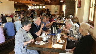 Die Senioren genießen auf Einladung des VdK-Ortsverbandes den Nachmittag in der Grillhütte.