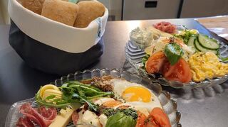 Das italienische Frühstück beim Café Kaufmann ist nicht nur lecker, sondern auch reichhaltig. Mit Ciabatta-Brötchen, Mozzarella und frischen Tomaten.