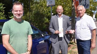 Dieter Netter (v. l.) von Stadtmobil Rhein-Neckar, Bürgermeister Pascal Seidel und Klimaschutzbeauftragter Martin Hirning nehmen Anfang Dezember vergangenen Jahres das zweite Carsharing-Auto in Oftersheim in Betrieb.