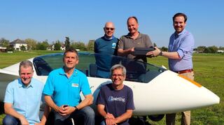 Spendenübergabe an die Sportflieger mit Peter Horsch (Kassenwart SFC, zweite Reihe Mitte) und dem Landtagsabgeordneten Andreas Sturm (r.). Mit dabei Thomas Eisinger (Ausbildungsleiter SFC, zweite Reihe, links), Harald Bruder (SFC, kniend, v. l), Oskar Stephan und Markus Fuchs (beide CDU).
