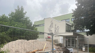 Das Hallenbad an der Friedrichschule in Plankstadt wird saniert. Nun sind Probleme bei der Vergabe der Metallarbeiten aufgetreten.