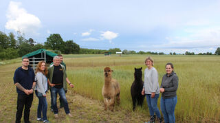 Christian Hoffmann (v.l.), Simone Köhler, Ralf Ziegler, Timo Balduf und Bianka Hoffmann (rechts) besuchten die stellvertretende Vorsitzende der Freien Wähler Altlussheim, Anja Rose (Zweite v. r.) auf ihrer „Kleinen Farm“.