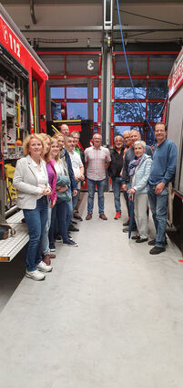 Gemeinderätin Ingeborg Bamberg (v. l.), Bettina Erben (teilweise verdeckt), Laura Bamberg, Ursula Jünger, Frank Keil, Taner Togan, Jörg Haas, Kommandant Sascha Langlotz, Necip Özkalay, Klaus Michl, Michael Bamberg, Doris Thorn und Christoph Thorn im Gerätehaus.
